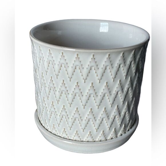 Sagebrook Ivory & Beige Chevron Designed Ceramic Planter For Home/Office - Picture 3 of 10